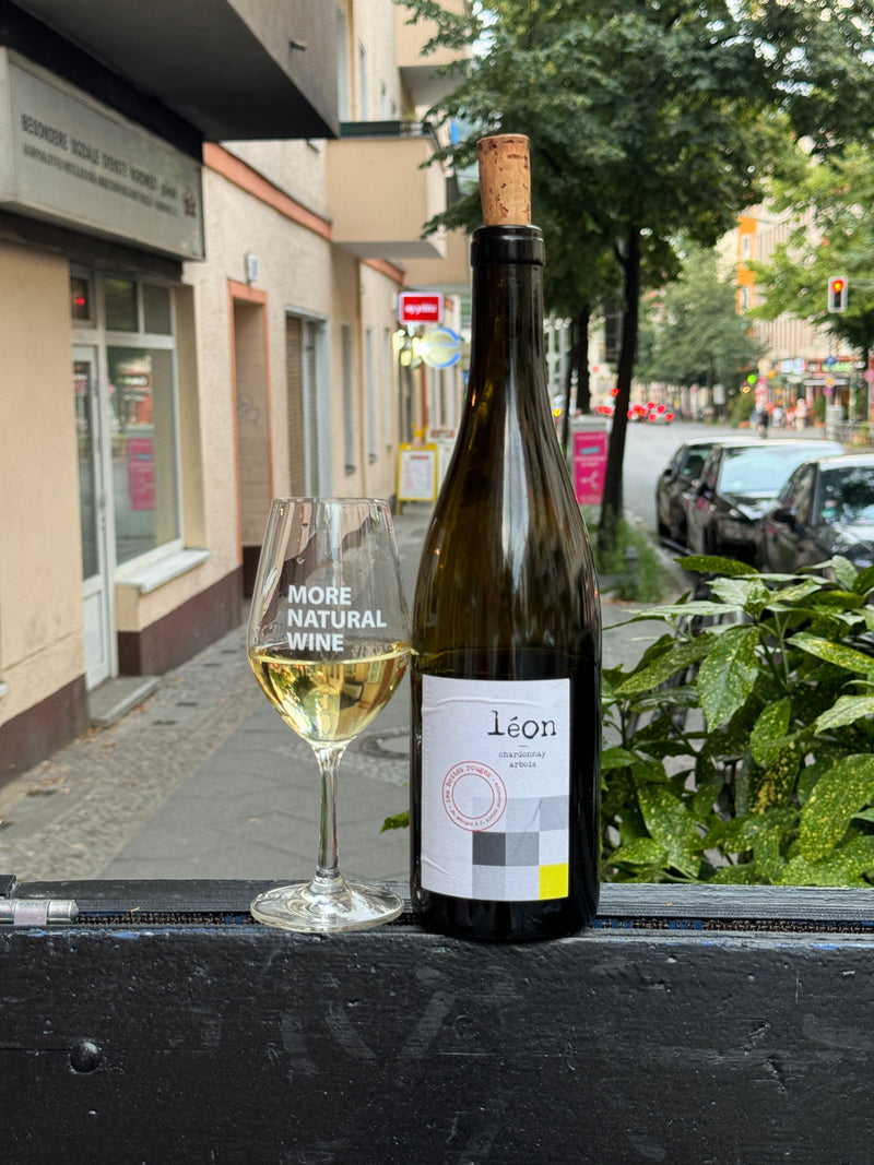 Léon Chardonnay is a natural wine crafted by Les Bottes Rouge, in Jura