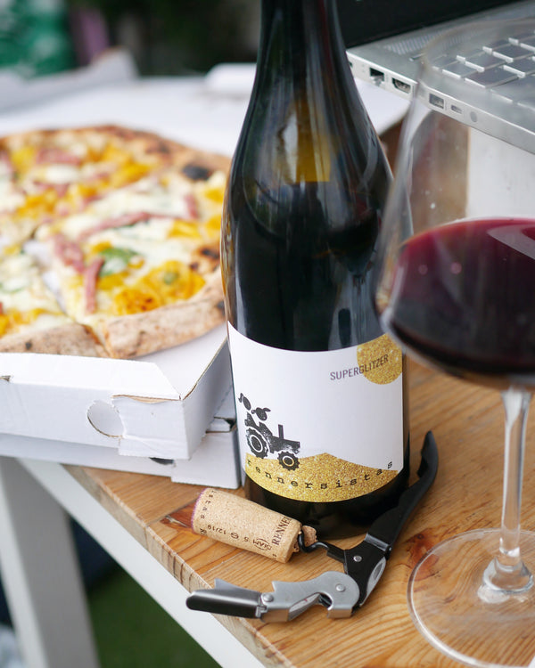 Superglitzer is a natural wine crafted by Rennersistas